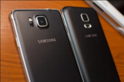 Galaxy Alpha vs. S5 mini - záda